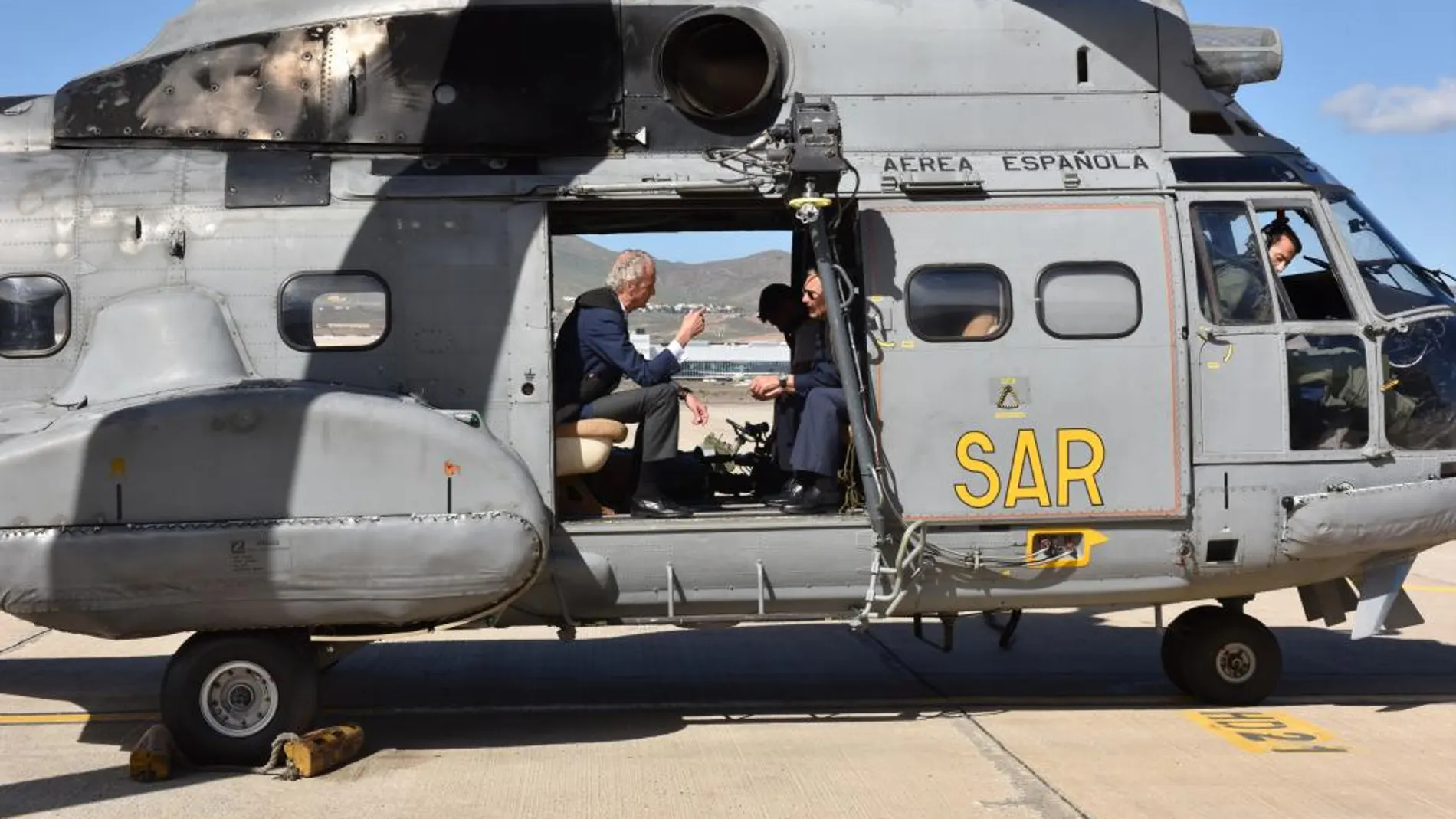 El Ministro de Defensa, Pedro Morenés, en el helicóptero en el que ha sobrevolado la zona del accidente