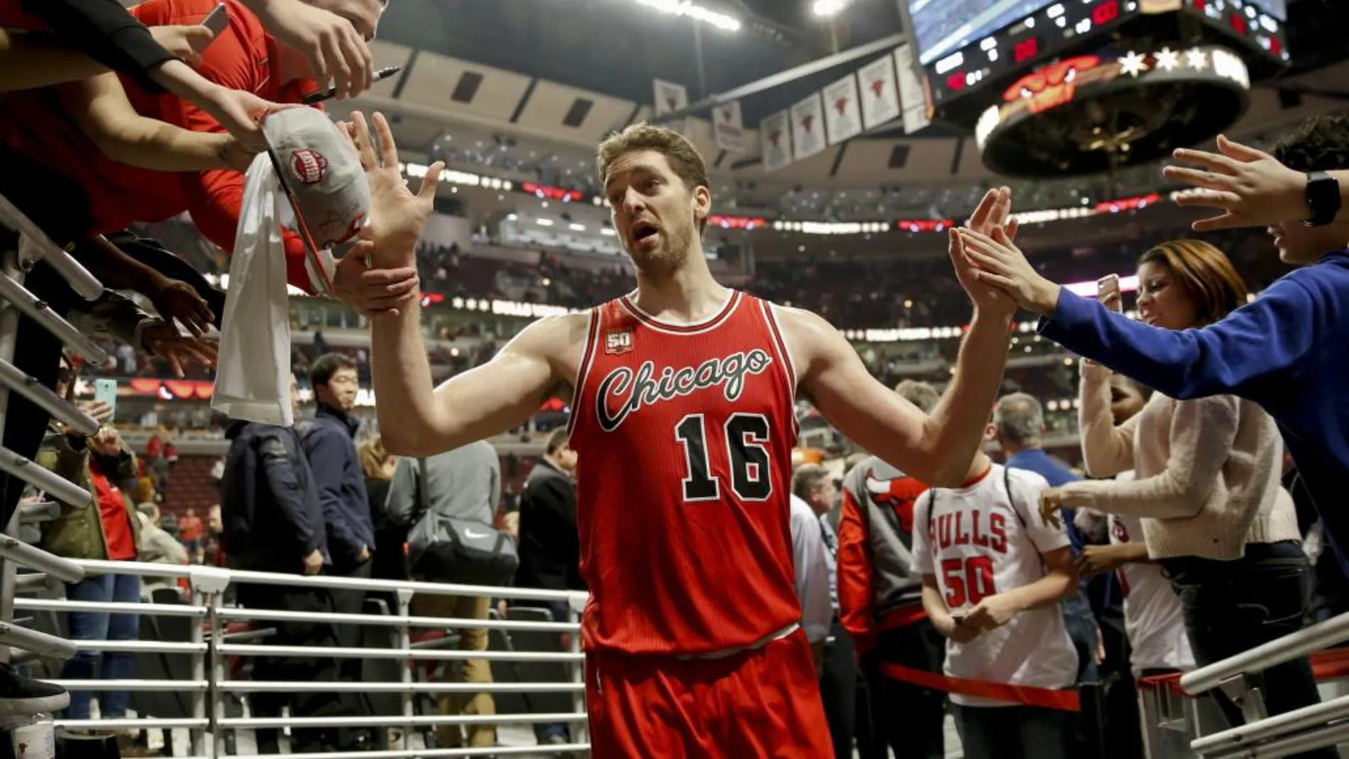El jugador Pau Gasol (c) de Chicago Bulls, felicitado por los aficionados.