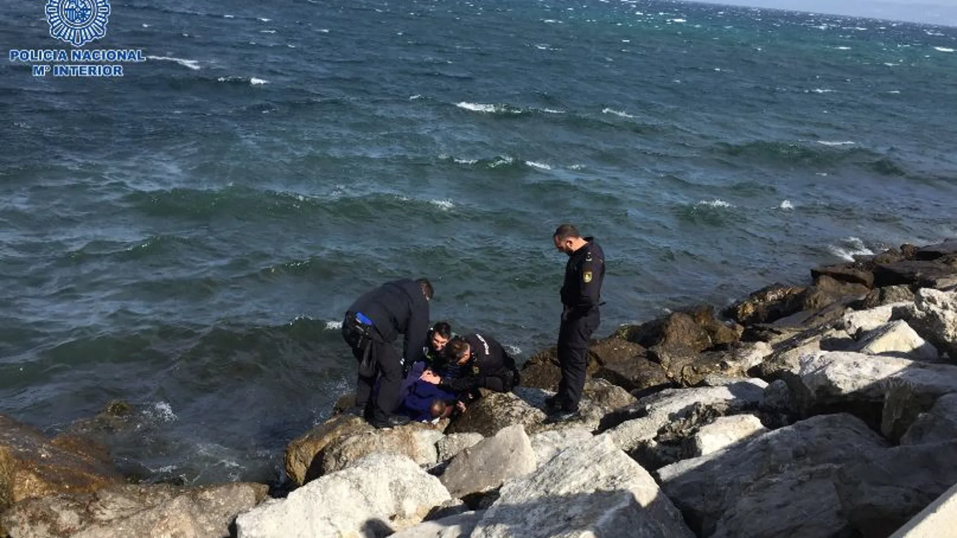 La Policía Nacional rescata a un náufrago cerca del puerto de Tarifa