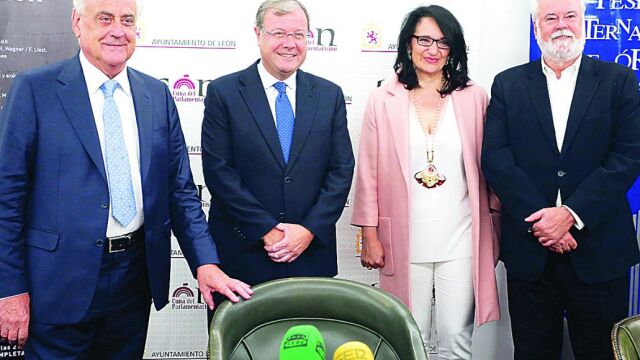 El alcalde de León, Antonio Silván, presenta el Festival junto a Antonio Moral, Samuel Rubio y Teresa Mata.