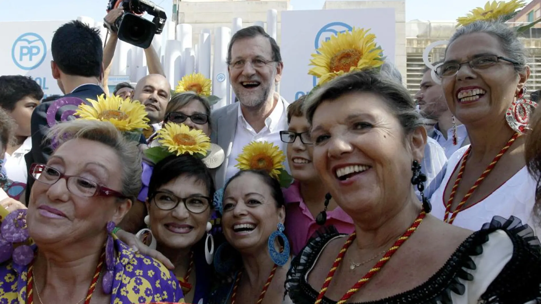 El presidente del Gobierno, Mariano Rajoy, se fotografía con varias simpatizantes a su llegada al mitin del PPC en Badalona (Barcelona)