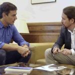 Pedro Sánchez y Pablo Iglesias se saludan antes de mantener en el Congreso el primer encuentro cara a cara el pasado mes de junio.