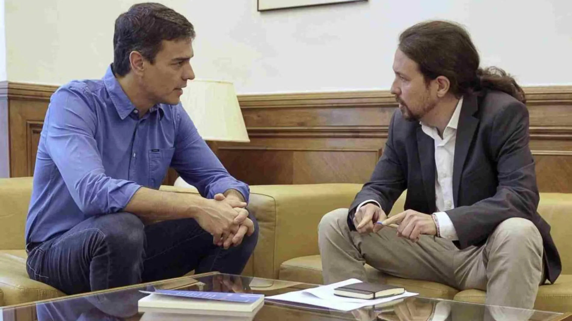 Pedro Sánchez y Pablo Iglesias se saludan antes de mantener en el Congreso el primer encuentro cara a cara el pasado mes de junio.