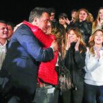 Matteo Renzi celebra anoche en Roma su victoria en las primarias del partido