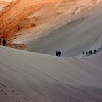 Un grupo de turistas en el desierto de Atacama