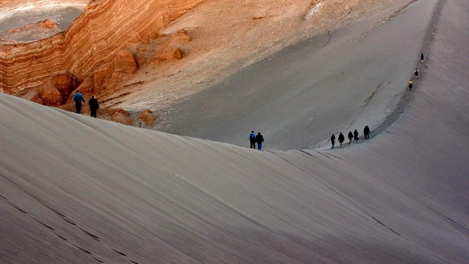 Un grupo de turistas en el desierto de Atacama