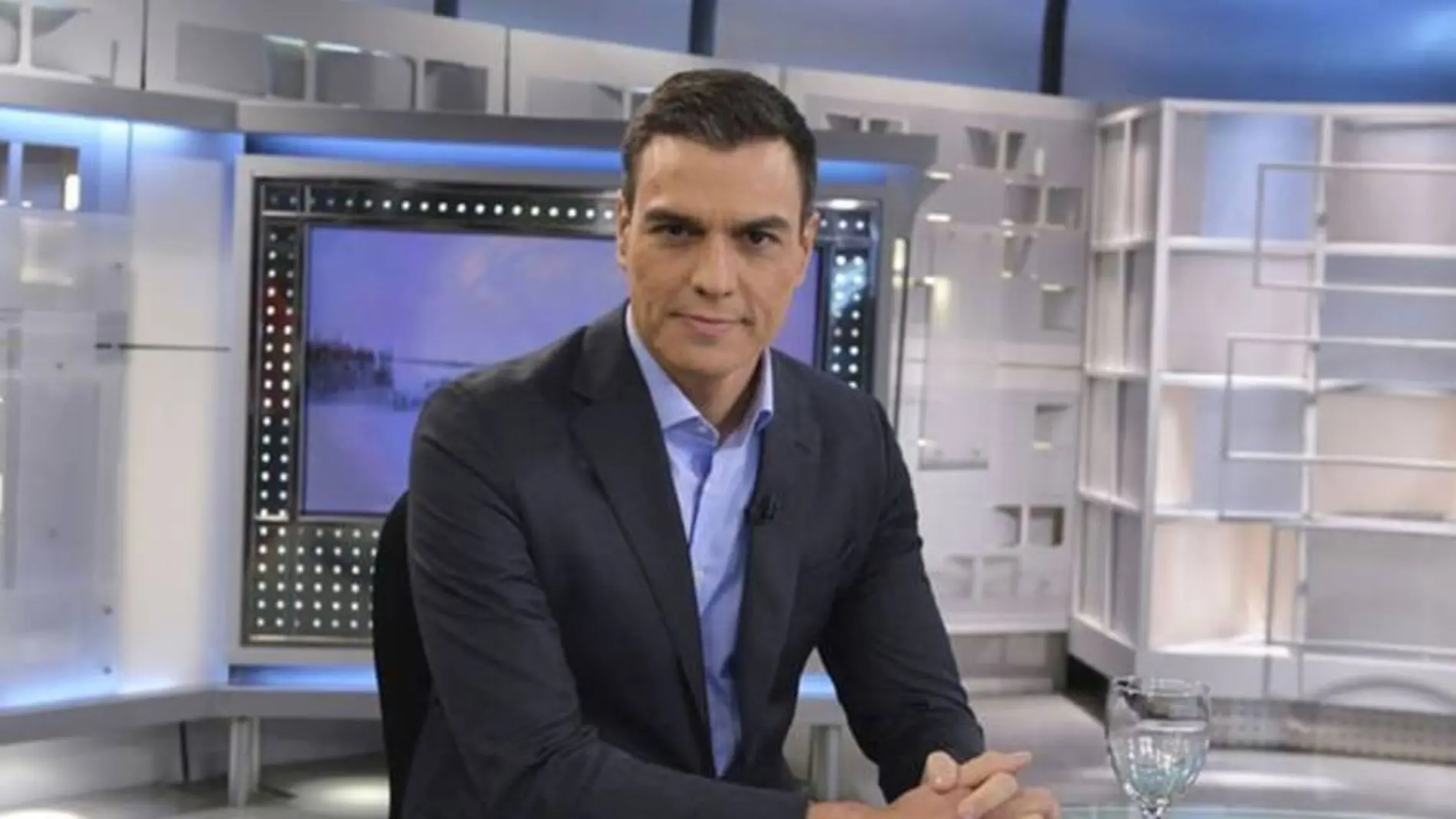 Pedro Sánchez, durante su entrevista en televisión. (Foto: Telecinco)