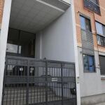 Dos jóvenes pasan por delante del domicilio de Segovia donde la Policía detuvo en el día de ayer a Pedro Luis Gallego, conocido como "violador del ascensor".