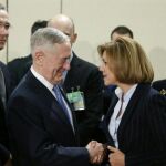 La ministra de Defensa de España, María Dolores de Cospedal, saluda al Secretario de Defensa de Estados Unidos, James Mattis, en la Cumbre de la OTAN