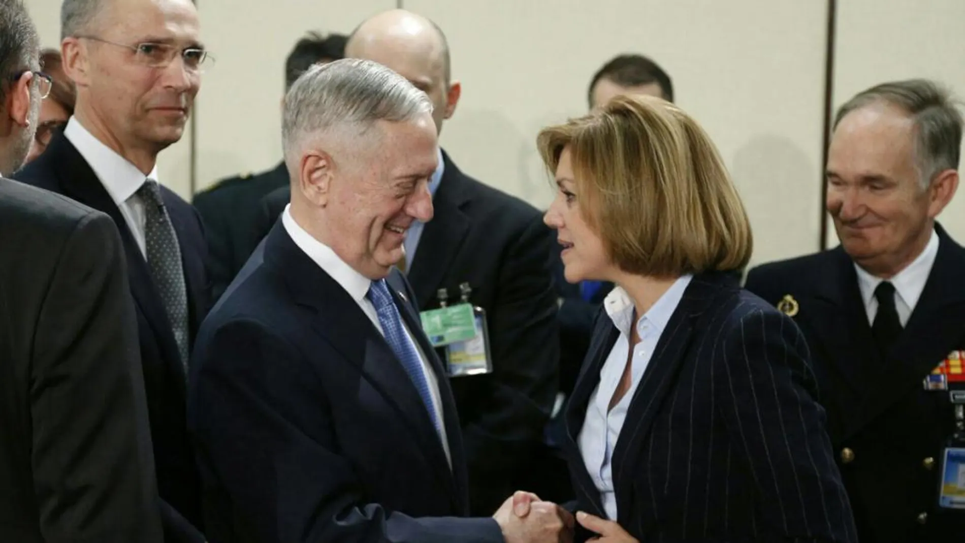 La ministra de Defensa de España, María Dolores de Cospedal, saluda al Secretario de Defensa de Estados Unidos, James Mattis, en la Cumbre de la OTAN
