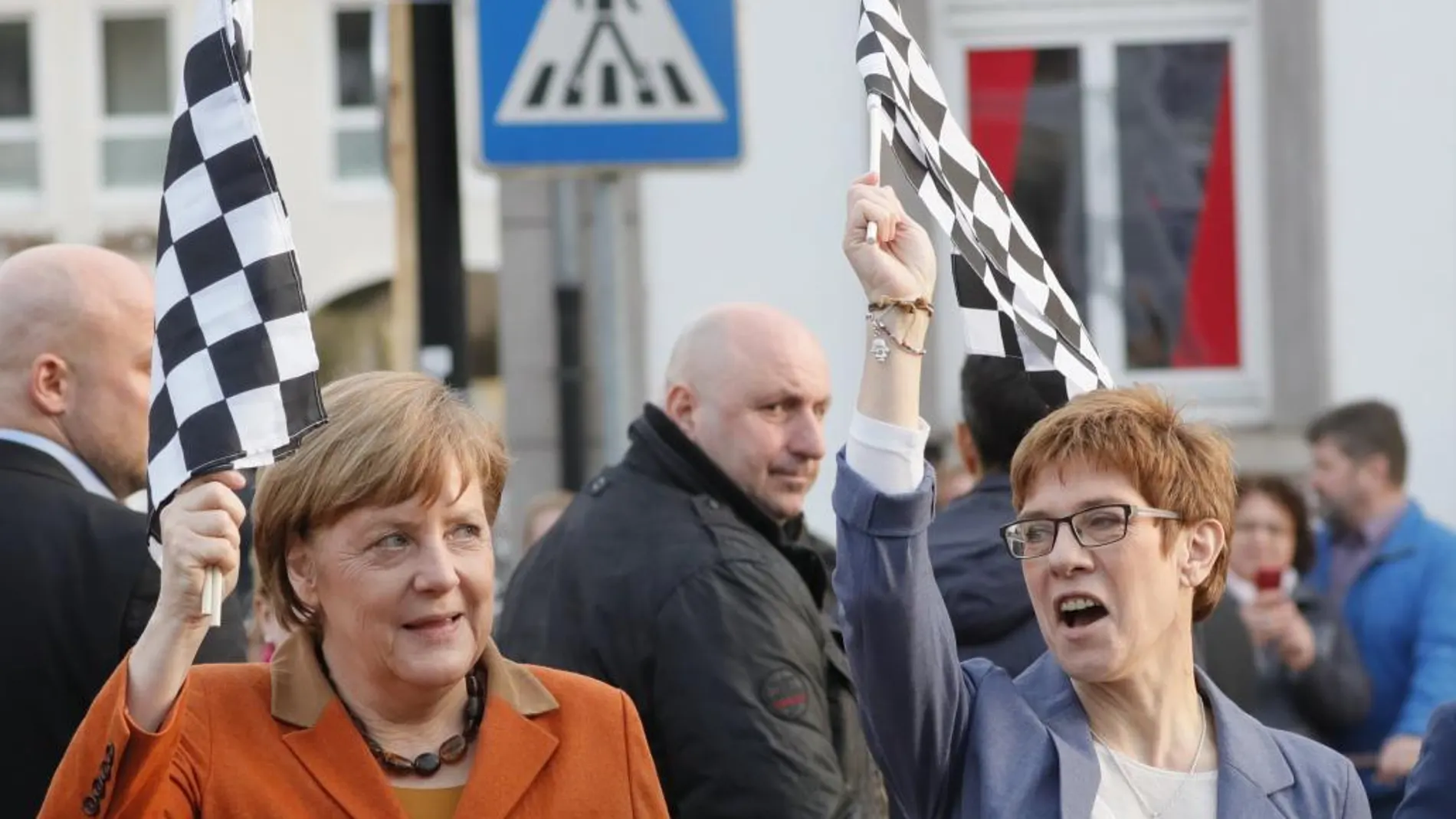 Angela Merkel y la primera ministra del estado de Sarre, Annegret Kramp-Karrenbauer, en un acto de campaña del Partido Demócrata Cristiano (CDU)