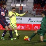 El portero del Levante Diego Mariño (d) es superado por el centrocampista del Eibar Adrián González (i)