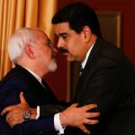 Nicolás Maduro saluda al ministro de Exteriores iraní, Javad Zarif, durante la reunión en Caracas