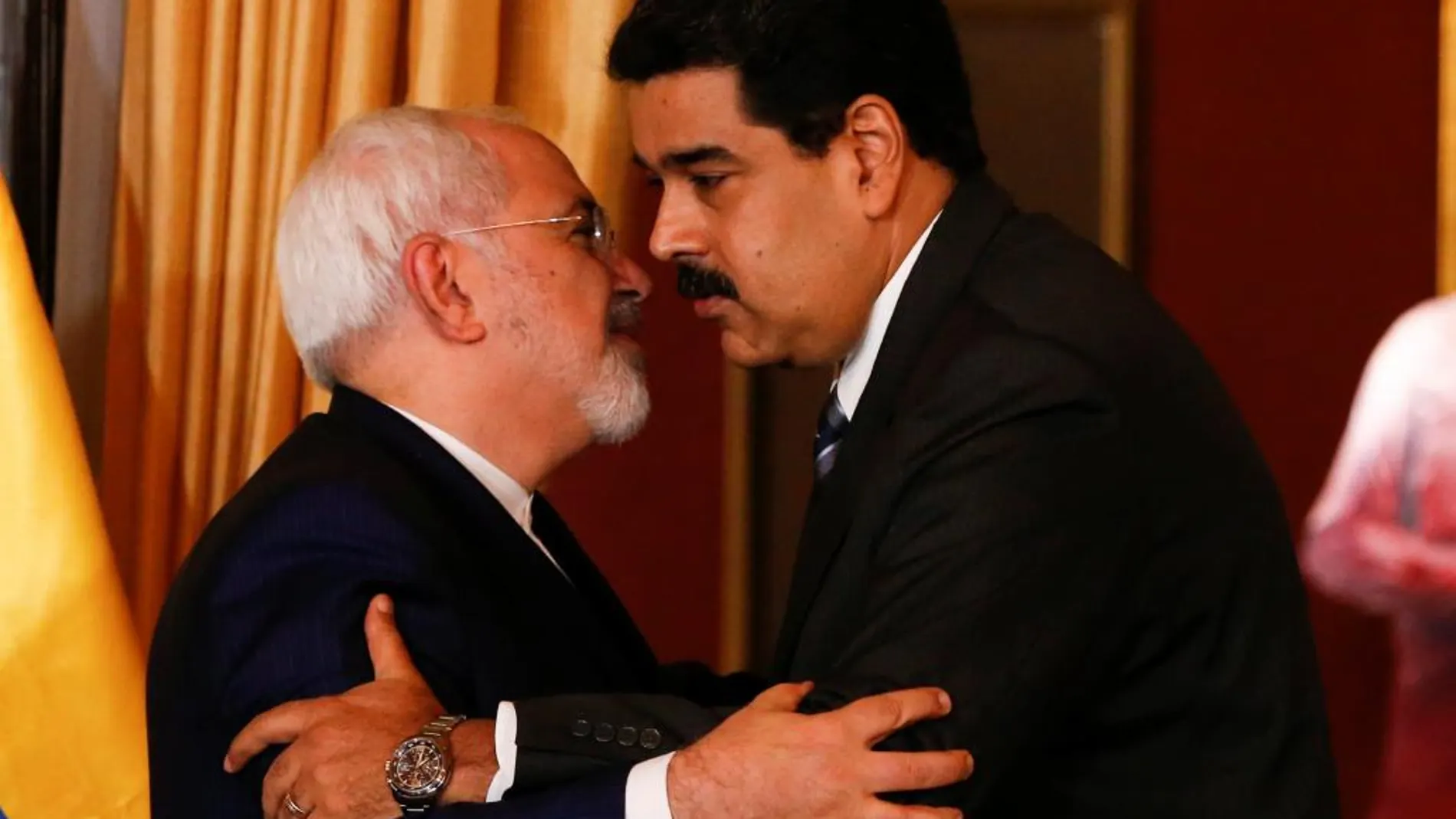 Nicolás Maduro saluda al ministro de Exteriores iraní, Javad Zarif, durante la reunión en Caracas