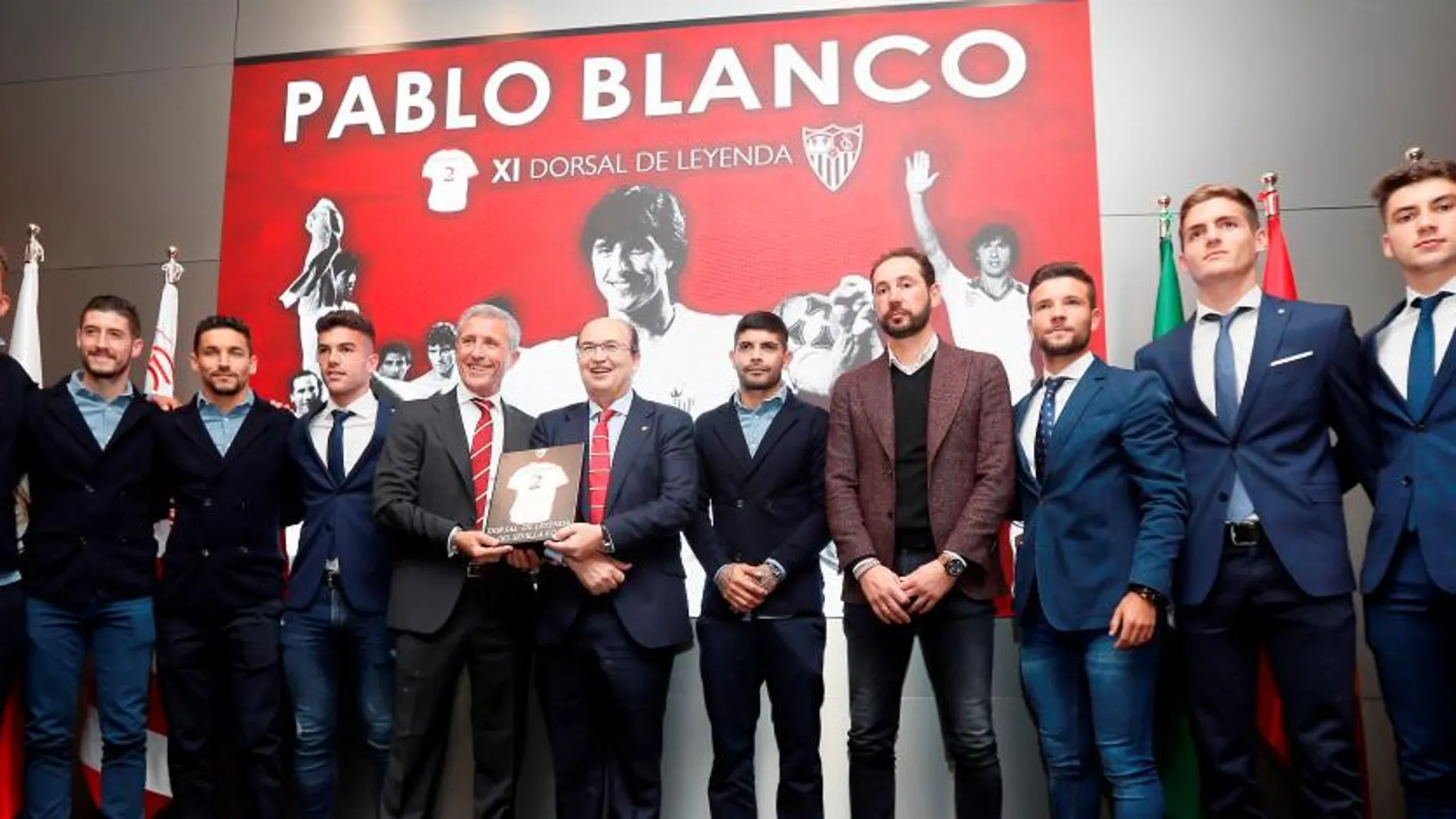 El Sevilla homenajea a Pablo Blanco por medio siglo de dedicación a su club