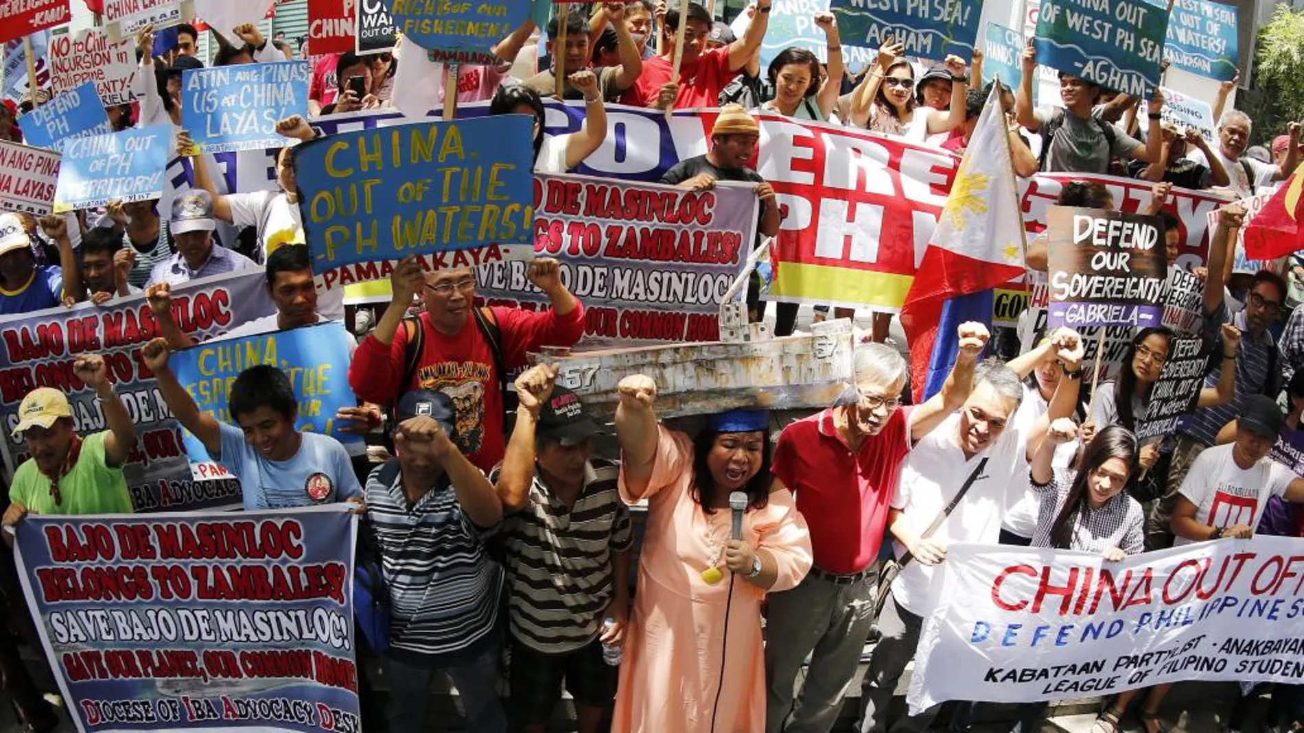 Manifestantes gritan consignas durante una protesta contra los reclamos territoriales de China, fuera de la oficina consular china en la ciudad de Makati, al sur de Manila