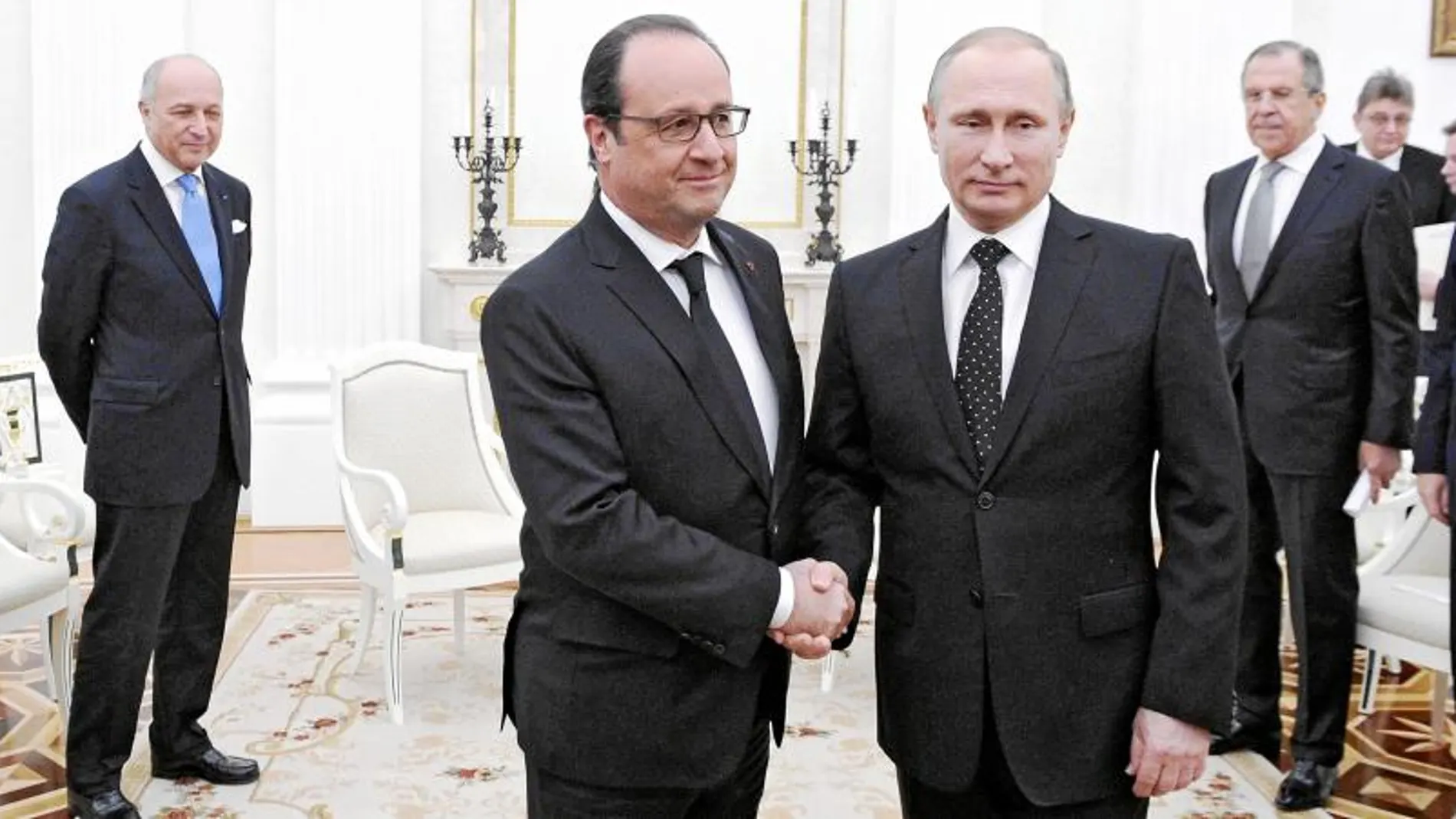 El presidente francés, François Hollande, y su homólogo ruso, Vladimir Putin, se estrechan la mano antes de su reunión ayer en el Kremlin (Moscú)