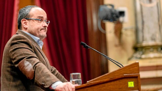 El líder del PP, Alejandro Fernández, en el último pleno celebrado en el Parlament