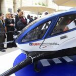 Un vehículo aéreo eHang 184 AAV es expuesto durante la World Government Summit 2017 celebrada en Dubai (Emiratos Árabes Unidos) este 14 de febrero.
