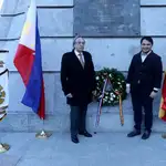  Ofrenda floral ante el Monumento de José Rizal por el aniversario de su muerte