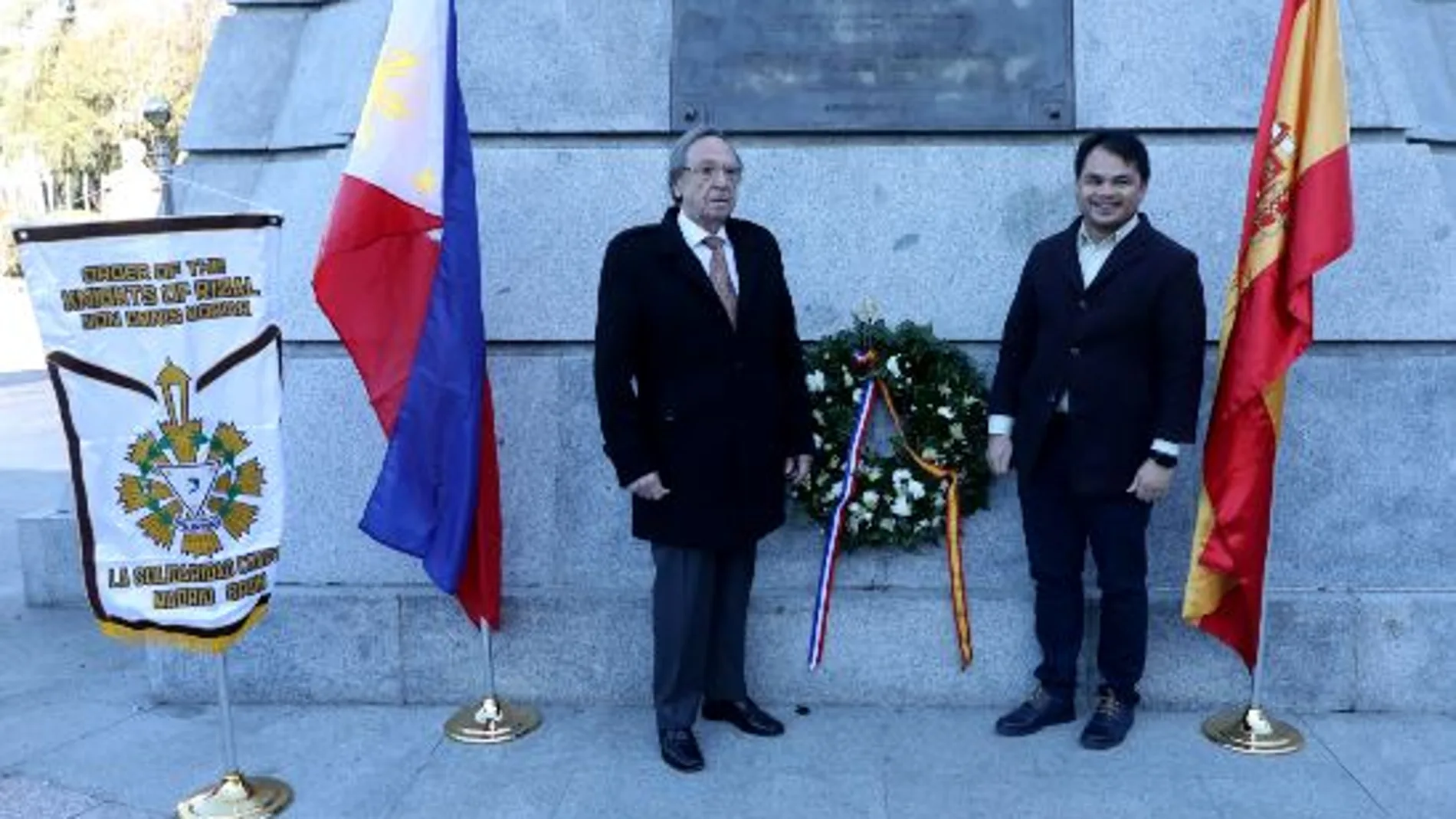 En la imagen Raif G. Roldán, y Federico Sánchez Aguilar, depositando la ofrenda floral ante el monumento.