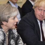 Theresa May junto a Boris Johnson en la primera reunión del nuevo gabinete resultante de las últimas elecciones en Rino Unido.