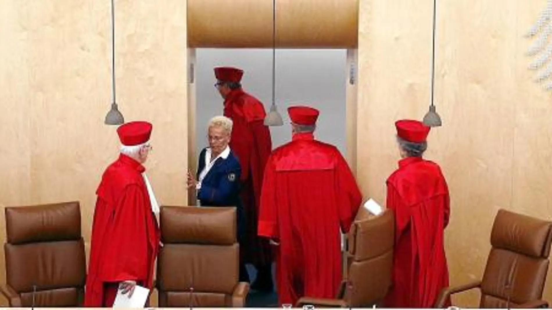 Miembros del Tribunal Constitucional de Alemania abandonan la sala después de una deliberación