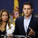 El líder de Ciudadanos, Albert Rivera y la diputada Patricia Reyes, durante la rueda de prensa que ha ofrecido hoy en el Congreso.