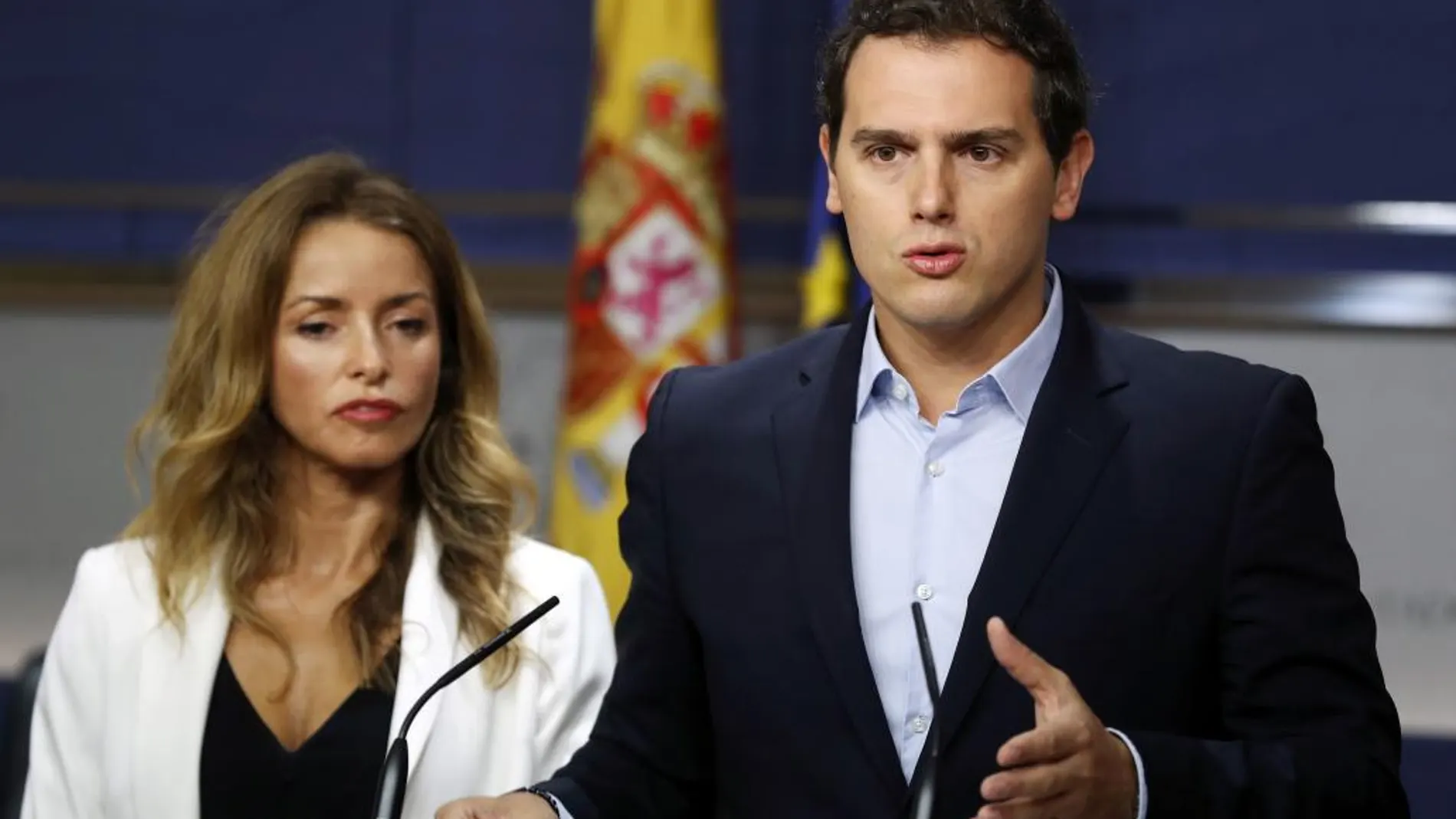 El líder de Ciudadanos, Albert Rivera y la diputada Patricia Reyes, durante la rueda de prensa que ha ofrecido hoy en el Congreso.