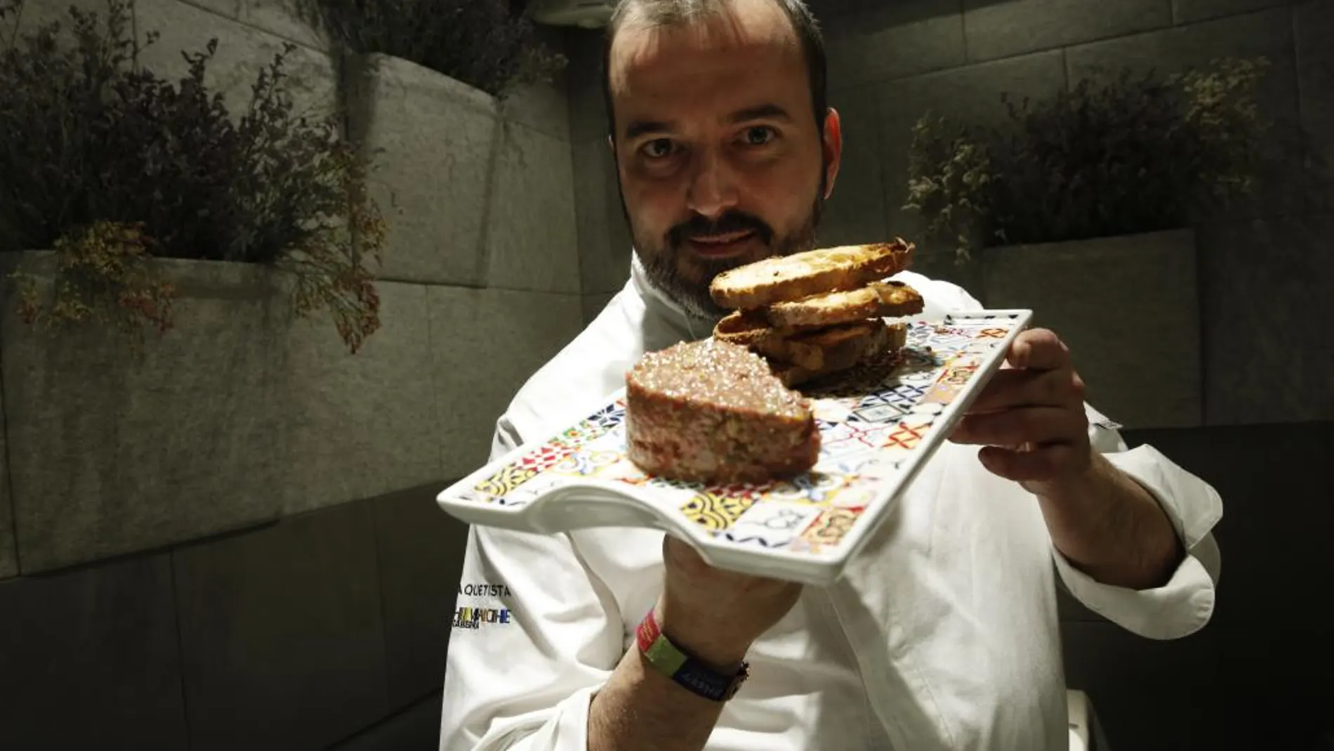 Javier Aparicio muestra el steak tartar que sirve en La Raquetista