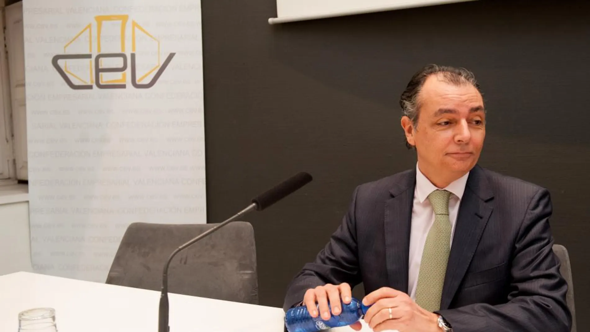 El presidente de la Confederación Empresarial Valenciana (CEV), Salvador Navarro, ayer durante la Asamblea general en la que se aprobó el cambio del artículo cuatro por el que pasa de ser provincial a autonómica