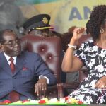 El presidente Robert Mugabe junto a su mujer Grace durante las celebraciones de su 92 cumpleaños en Masvingo
