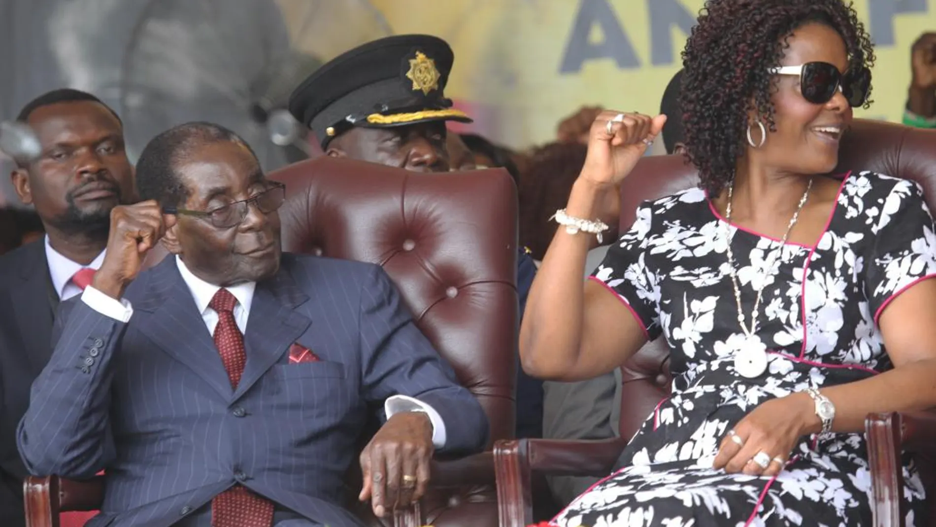 El presidente Robert Mugabe junto a su mujer Grace durante las celebraciones de su 92 cumpleaños en Masvingo
