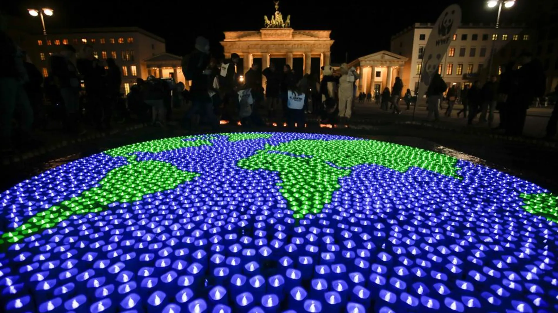Un globo terráqueo iluminado por leds en Berlín