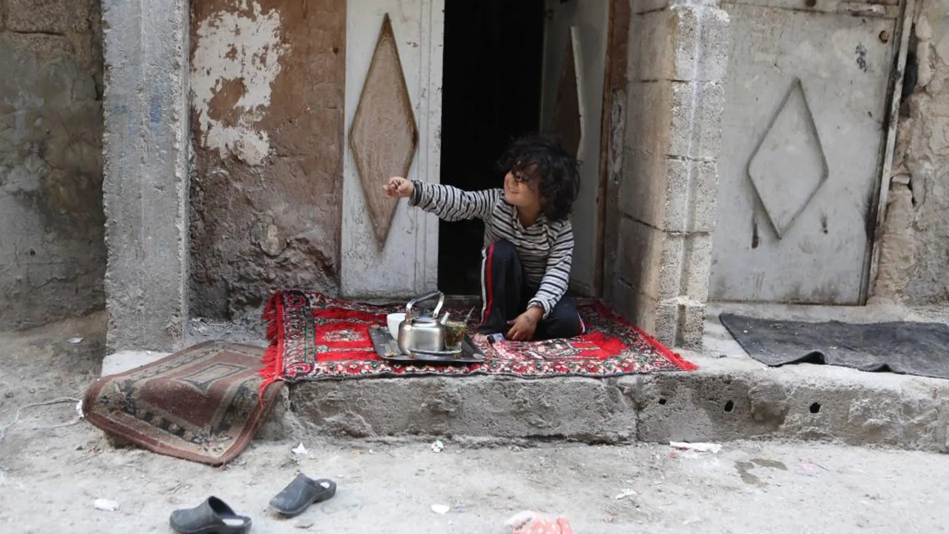 Un niño sirio en la puerta de su casa después del alto el fuego