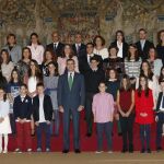 El Rey Felipe VI posa con los niños ganadores de la última edición del concurso escolar "¿Qué es un Rey para ti?"y sus profesores, a los que ha recibido hoy en audiencia en el Palacio de El Pardo