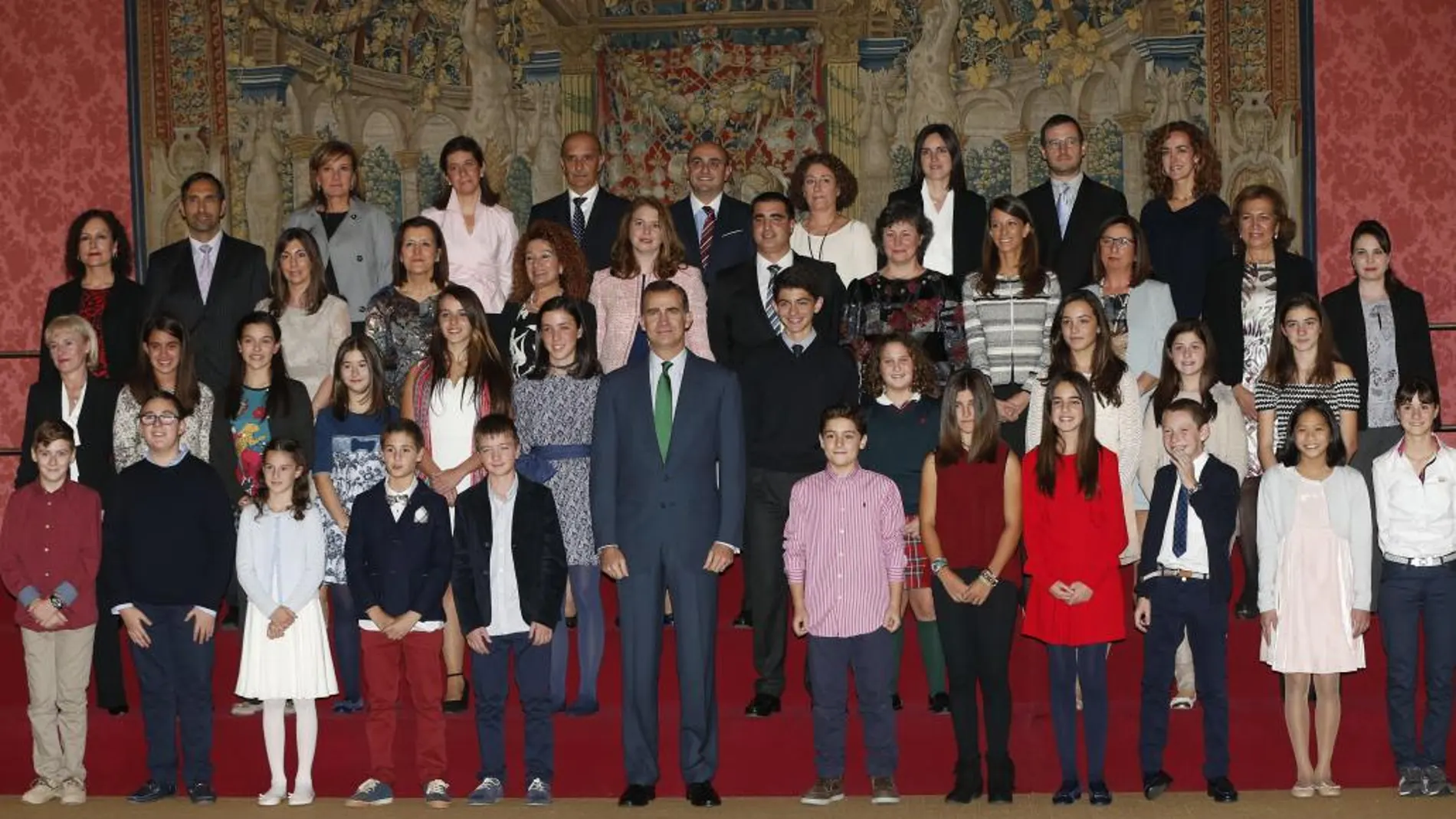 El Rey Felipe VI posa con los niños ganadores de la última edición del concurso escolar "¿Qué es un Rey para ti?"y sus profesores, a los que ha recibido hoy en audiencia en el Palacio de El Pardo