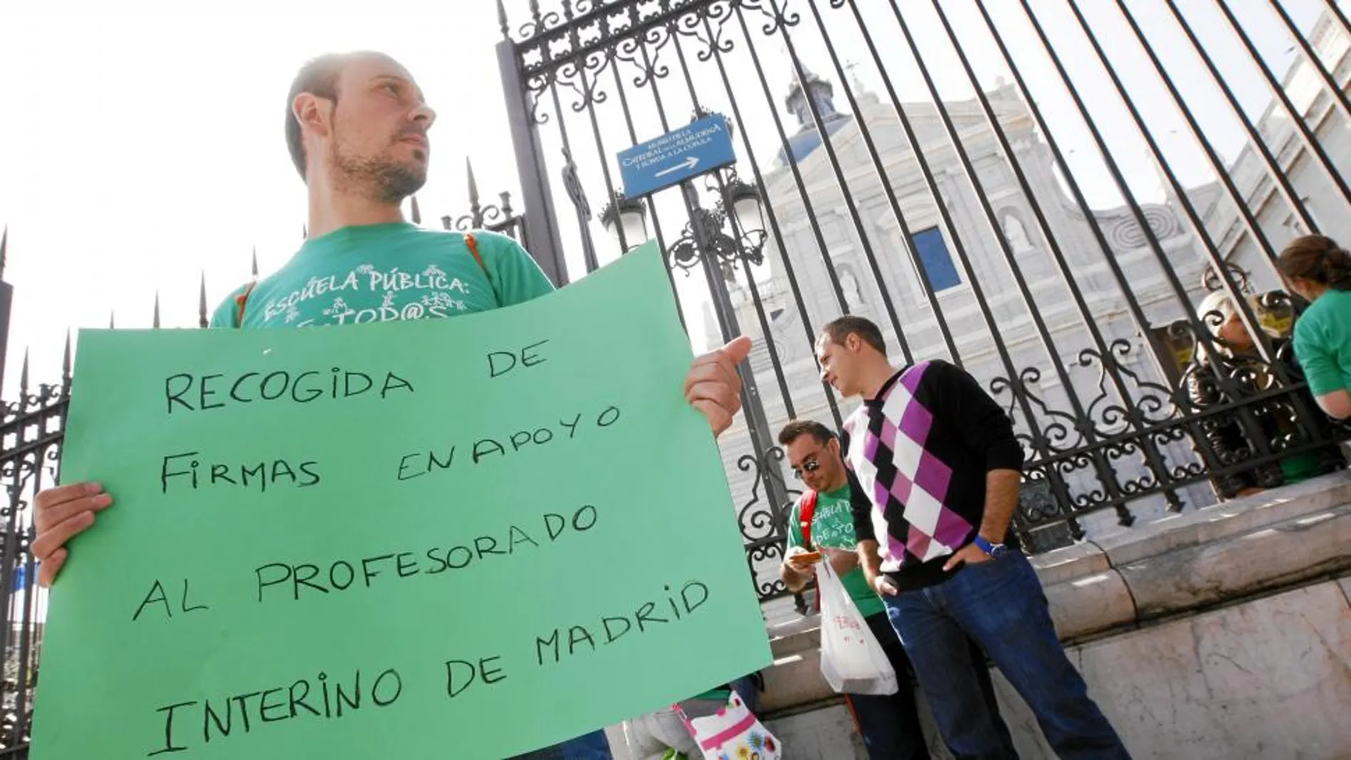 Objetivo: un encierro de 48 horas. Los profesores permanecieron durante más de cuatro horas en la catedral. Sin embargo, su intención era encerrarse hasta el lunes en protesta por el cambio de baremo para la admisión de interinos, que ahora primará la nota de examen frente a la experiencia.