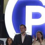 Rajoy acompañado de su esposa, Elvira Rodríguez, la secretaria general del PP, María Dolores de Cospedal (d), la vicepresidenta del Gobierno, Soraya Sáenz de Santamaría (2ªi), y el vicesecretario de Organización, Fernando Martínez Maíllo.