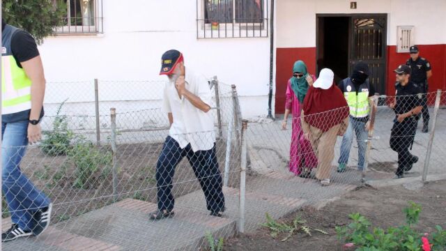 Agentes de la Policía Nacional acompañan a los padres y una hermana de Ayoub El Khazzani