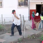Agentes de la Policía Nacional acompañan a los padres y una hermana de Ayoub El Khazzani