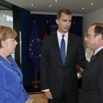 Felipe VI durante el encuentro que ha mantenido hoy con François Hollande y Angela Merkel en el Parlamento Europeo en Estrasburgo.
