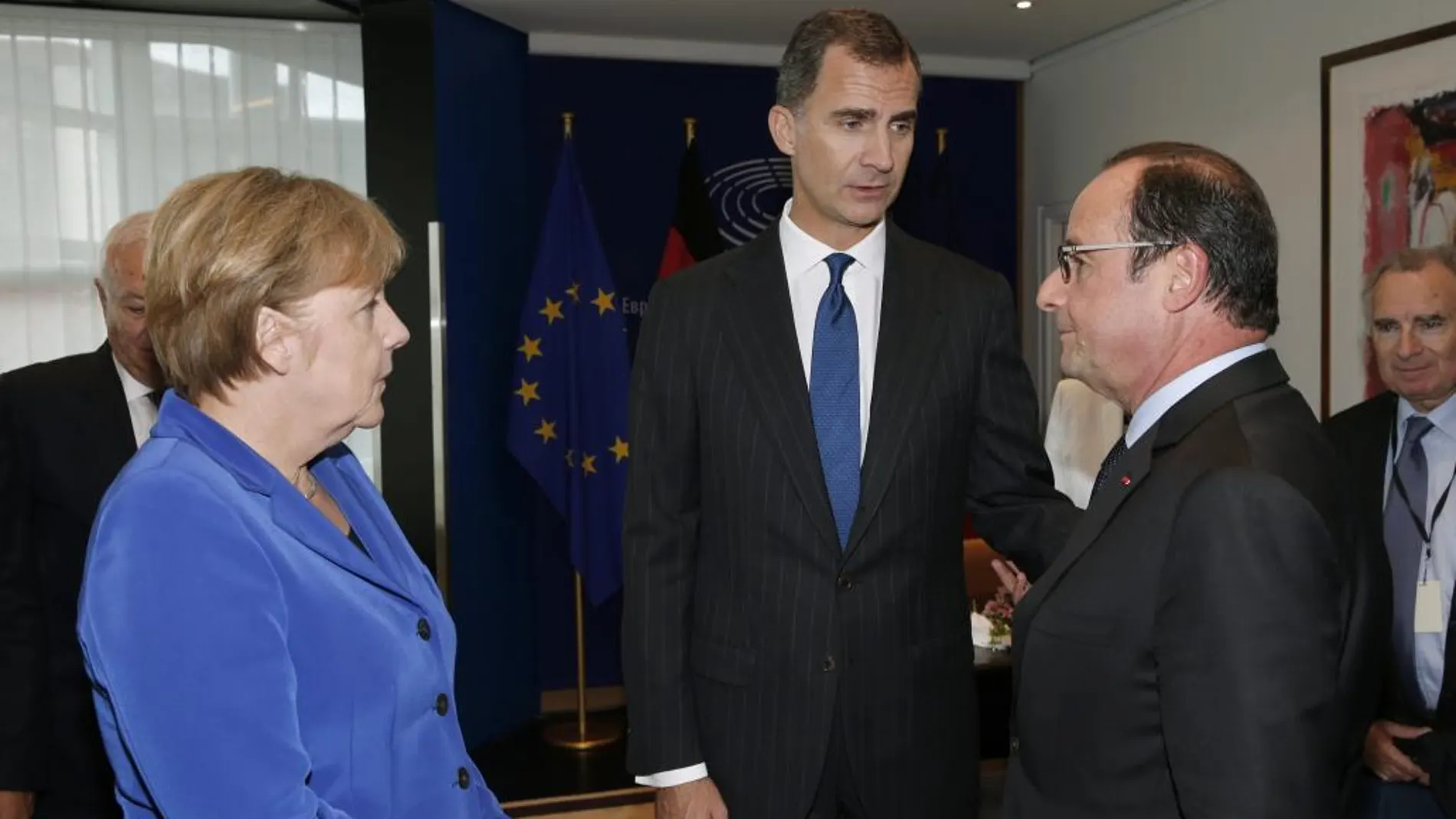 Felipe VI durante el encuentro que ha mantenido hoy con François Hollande y Angela Merkel en el Parlamento Europeo en Estrasburgo.