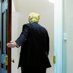 El presidente Donald Trump abandona la Sala Roosevelt de la Casa Blanca tras dirigirse a la Prensa.