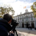 Varios medios de comunicación esperan frente al Tribunal Supremo. EFE/Javier Lizón