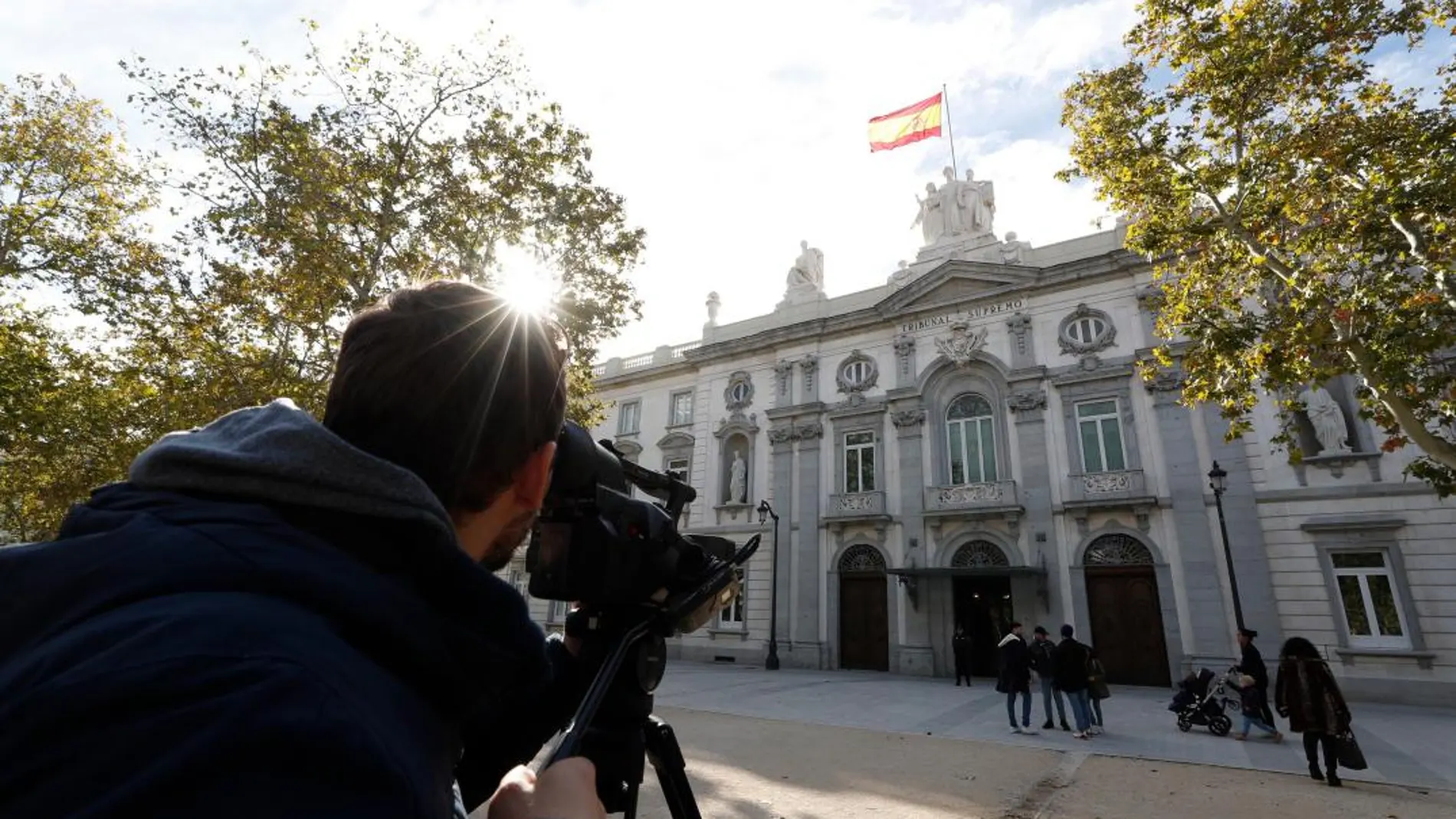Varios medios de comunicación esperan frente al Tribunal Supremo. EFE/Javier Lizón
