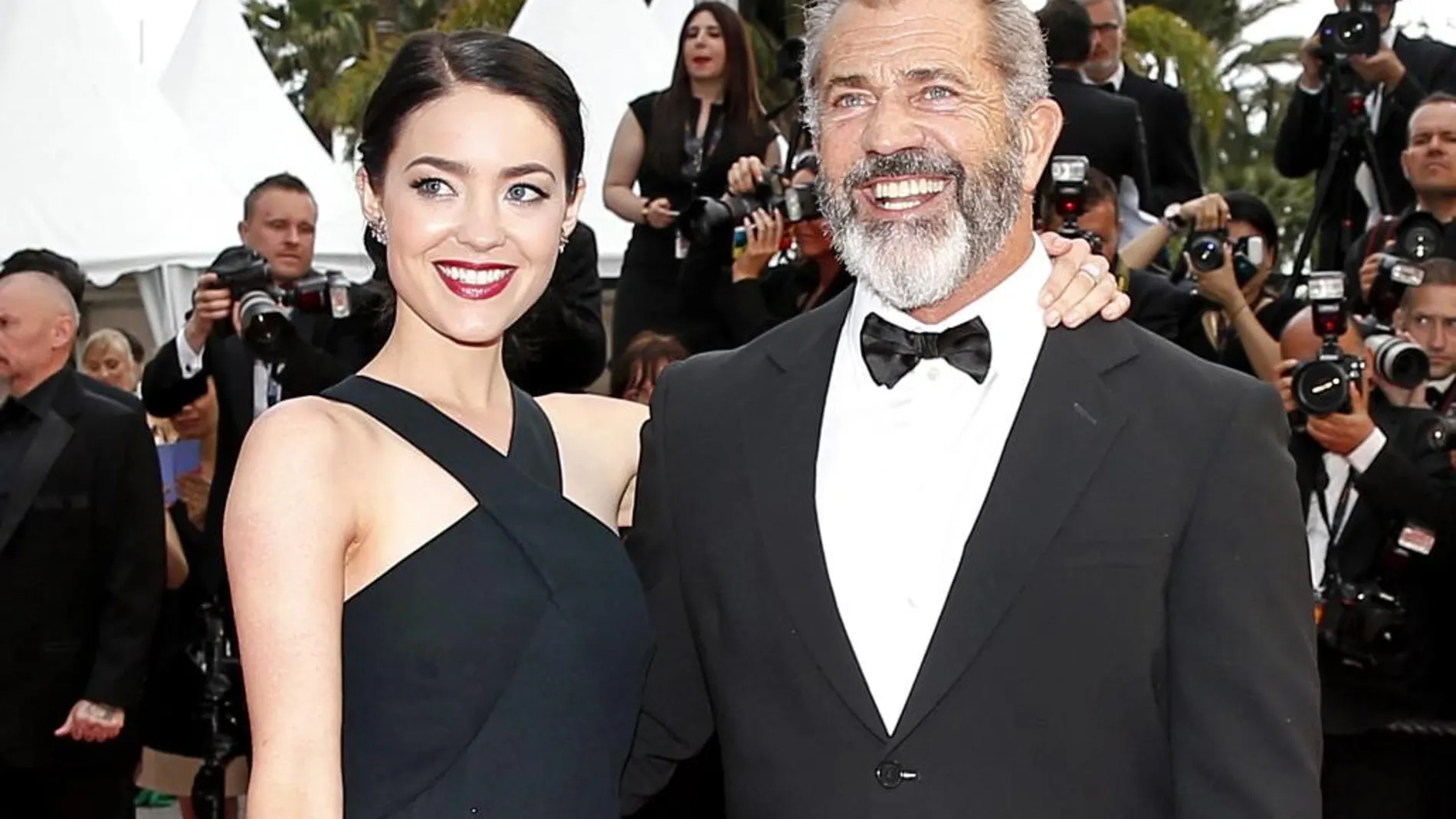 Mel Gibson y Rosalind Ross, a su llegada al Festival de Cannes