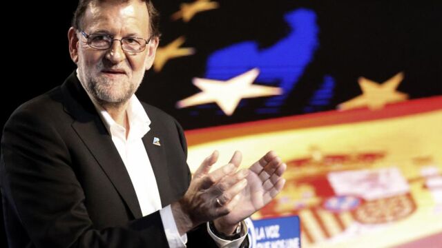 El presidente del Gobierno en funciones, Mariano Rajoy, en el Teatro Campos de Bilbao en un mitin electoral junto al candidato del PP a lehendakari, Alfonso Alons