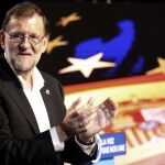 El presidente del Gobierno en funciones, Mariano Rajoy, en el Teatro Campos de Bilbao en un mitin electoral junto al candidato del PP a lehendakari, Alfonso Alons