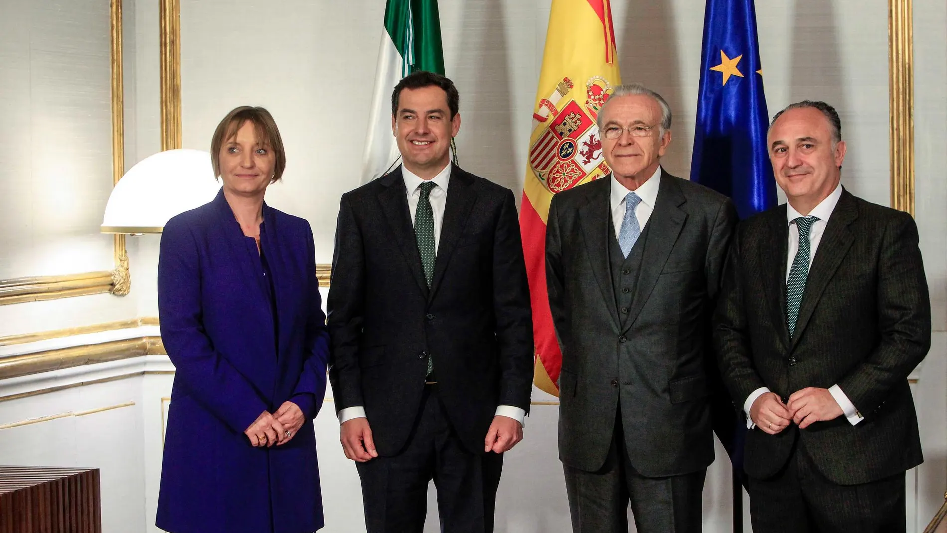 Foto de familia tras la firma del convenio de Obra Social. De izquierda a derecha: María Jesús Catalá, Directora Territorial de CaixaBank en Andalucía Occidental; Juan Manuel Moreno, Director Territorial de CaixaBank en Andalucía Oriental; Isidro Fainé, presidente de la Fundación Bancaria ”la Caixa”, y Juan Ignacio Zafra, Director Territorial en Andalucía Oriental / Foto: Manuel Olmedo